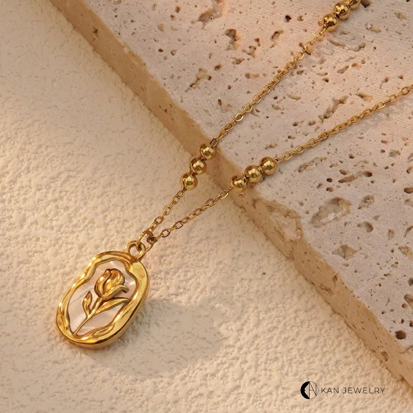 Collar con colgante de rosa dorado