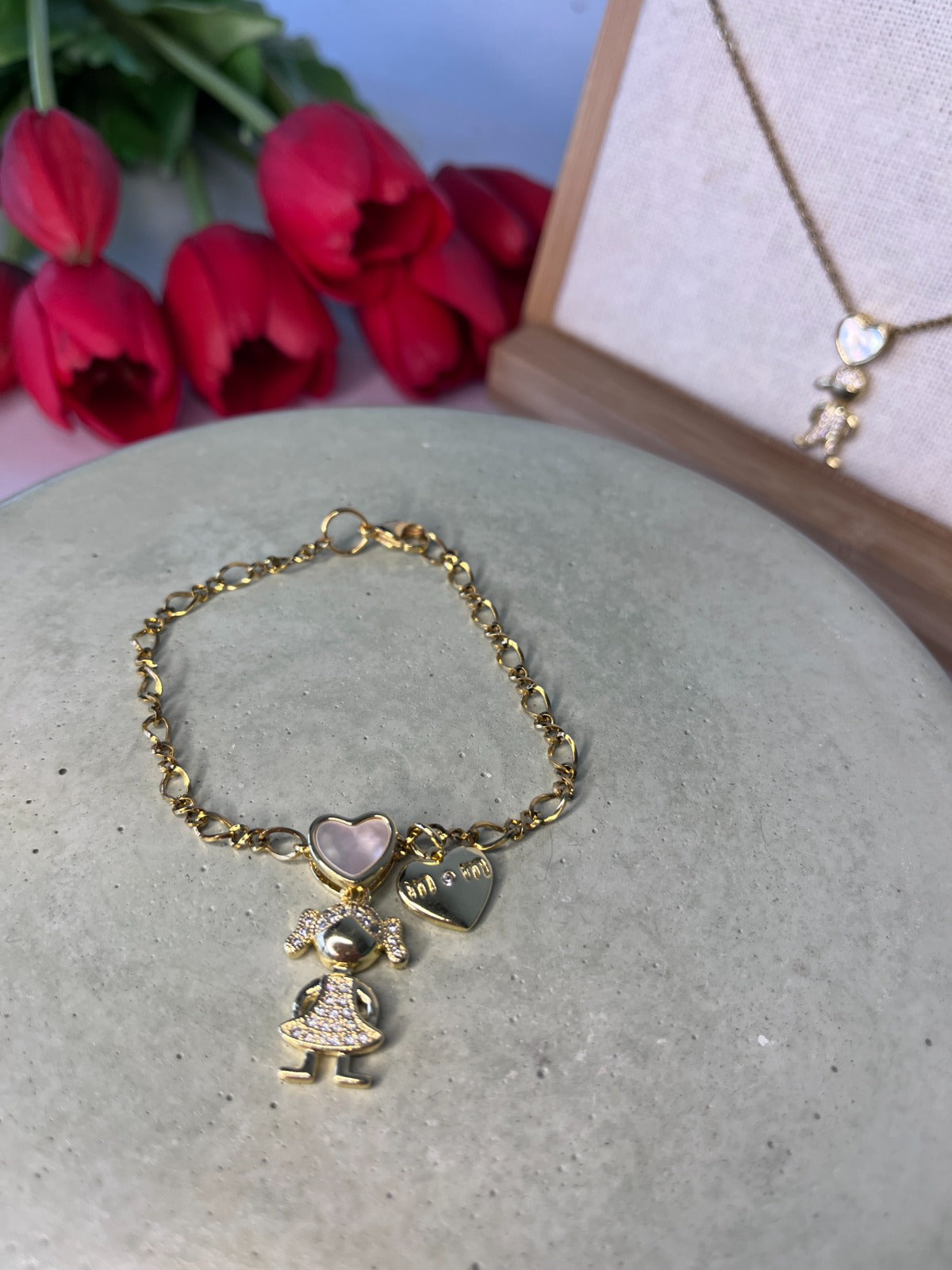 Pulseras de acero con baño de oro con dijes de niño o niña