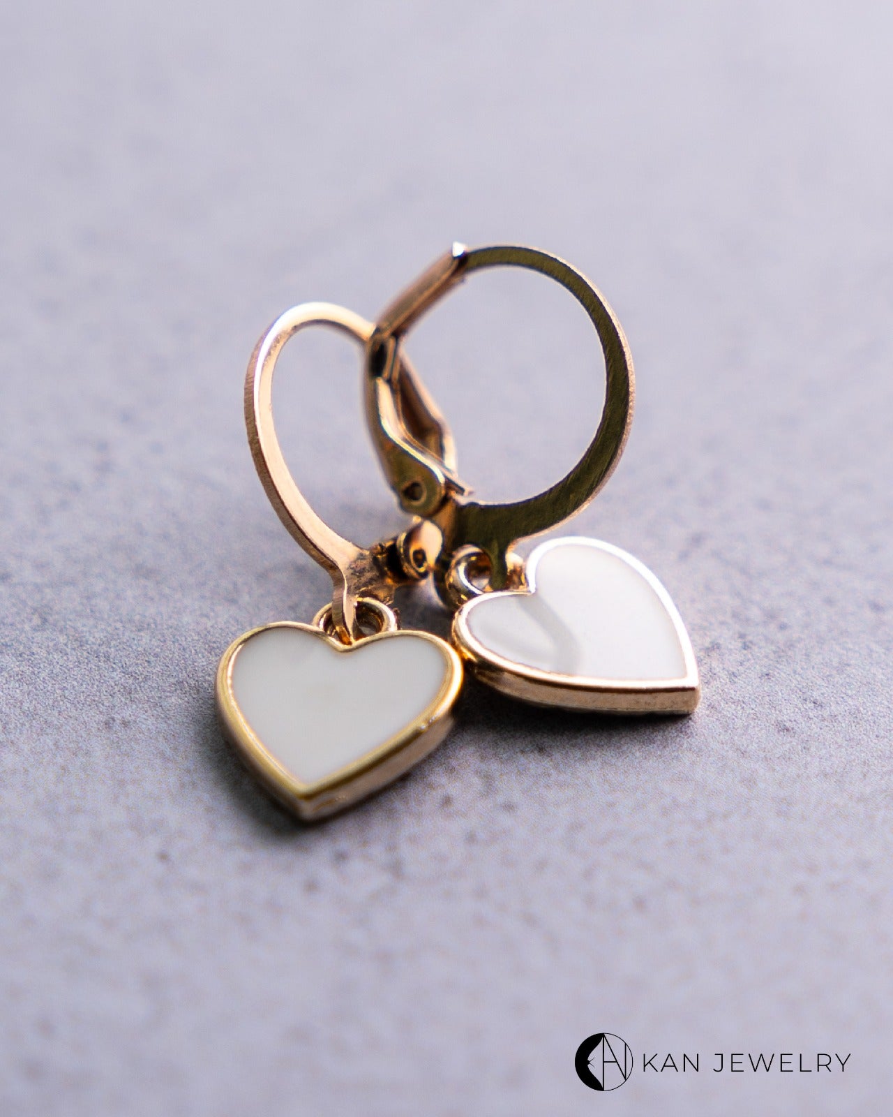 Aretes de corazón blanco