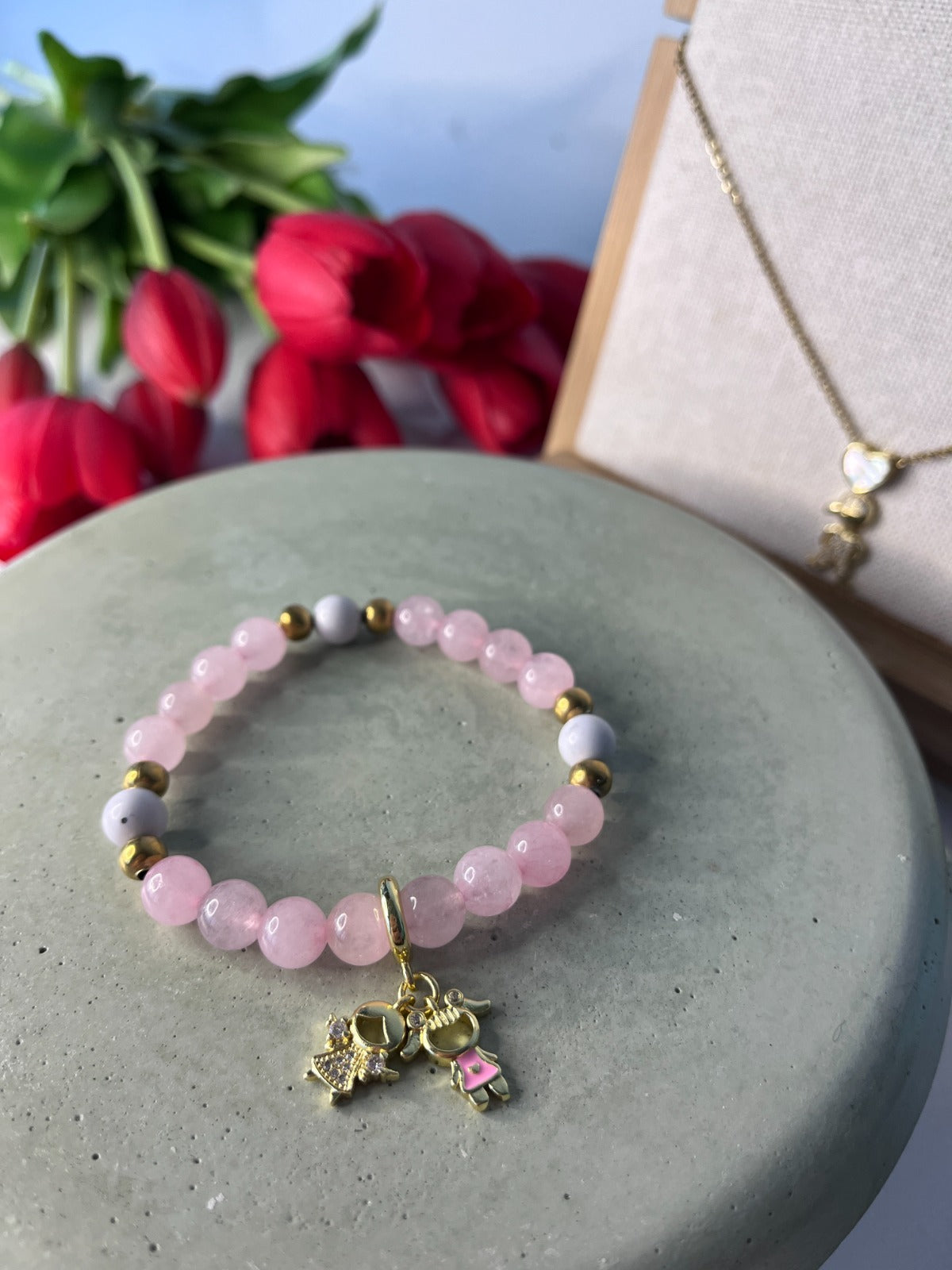 pulsera de cuarzo rosa con dijes CHILDS