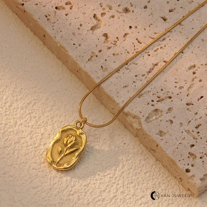 Collar con colgante de rosa dorado