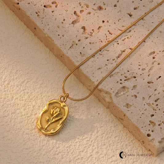 Collar con colgante de rosa dorado