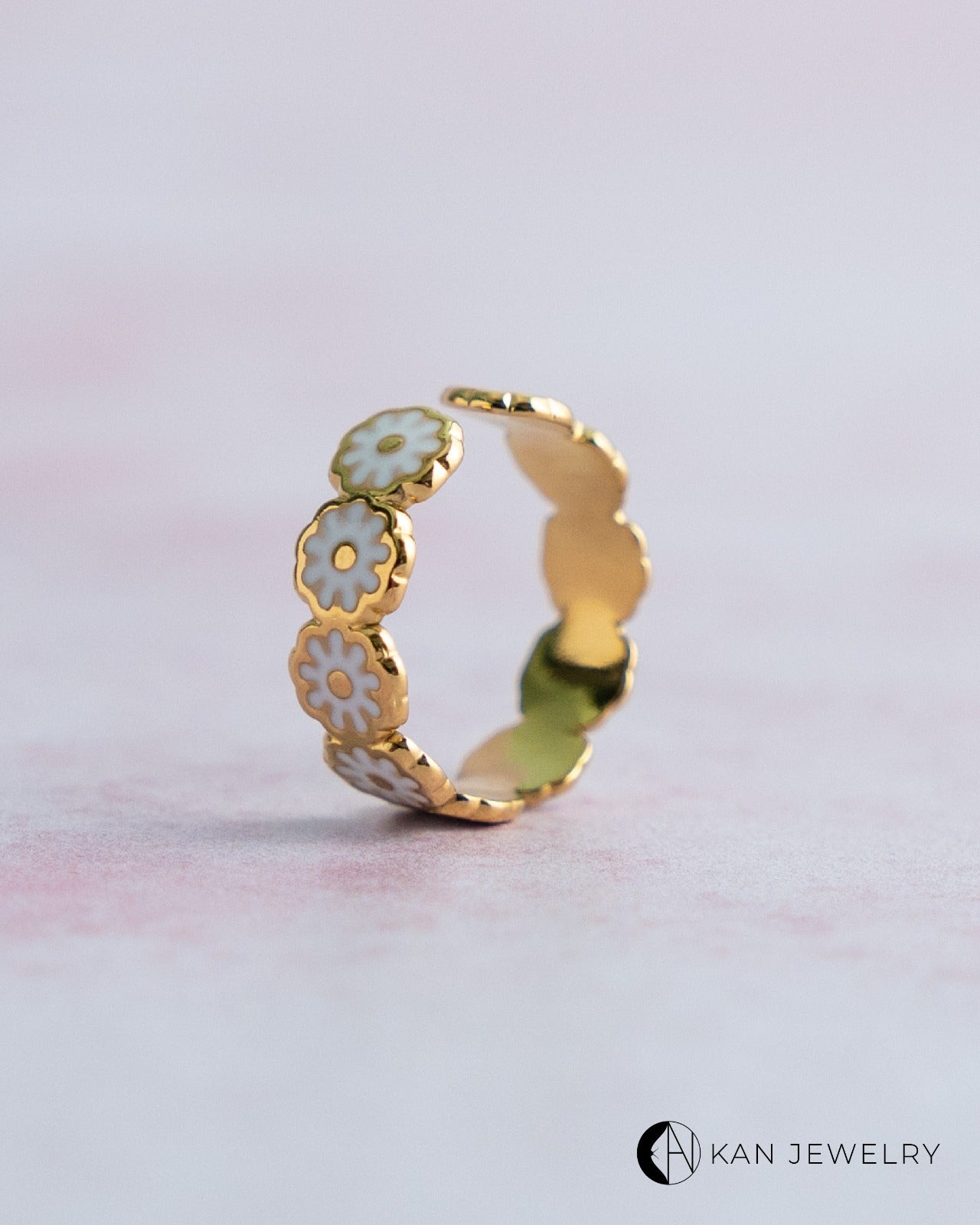 Anillos de flor chapados en oro