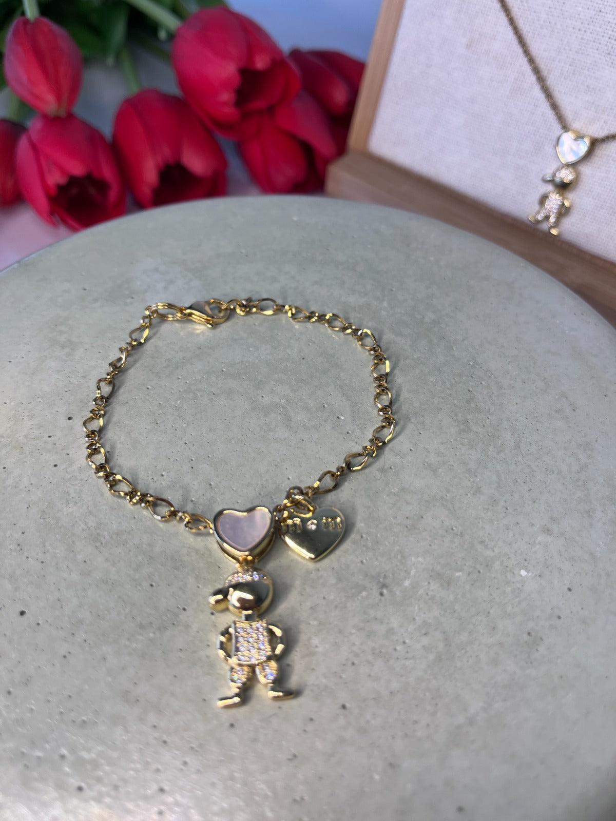 Pulseras de acero con baño de oro con dijes de niño o niña