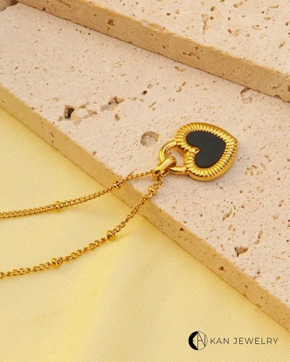 Collar de corazón negro acero con baño de oro