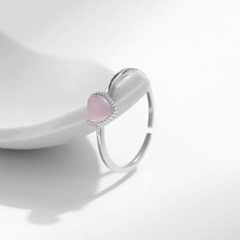 Anillo de plata con corazon de piedra