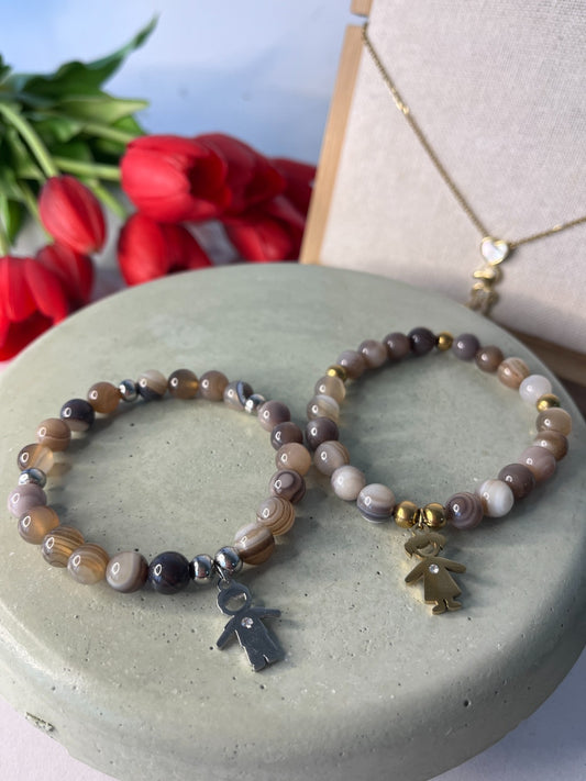 Pulsera de piedra ágata con dije de niño o niña