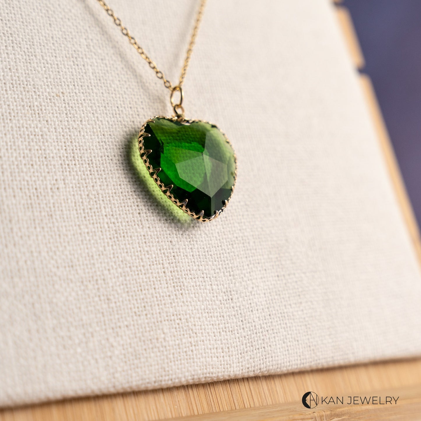 Cadena de acero con dije de cristal negro / verde