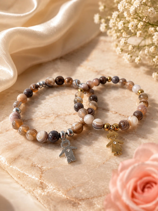 Pulsera de piedra ágata con dije de niño o niña