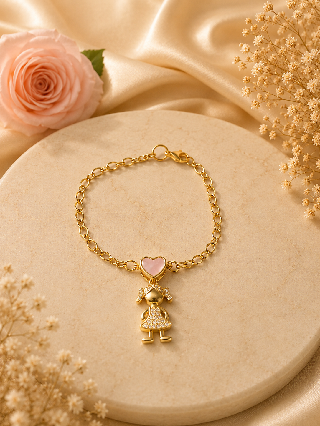 Pulseras de acero con baño de oro con dijes de niño o niña